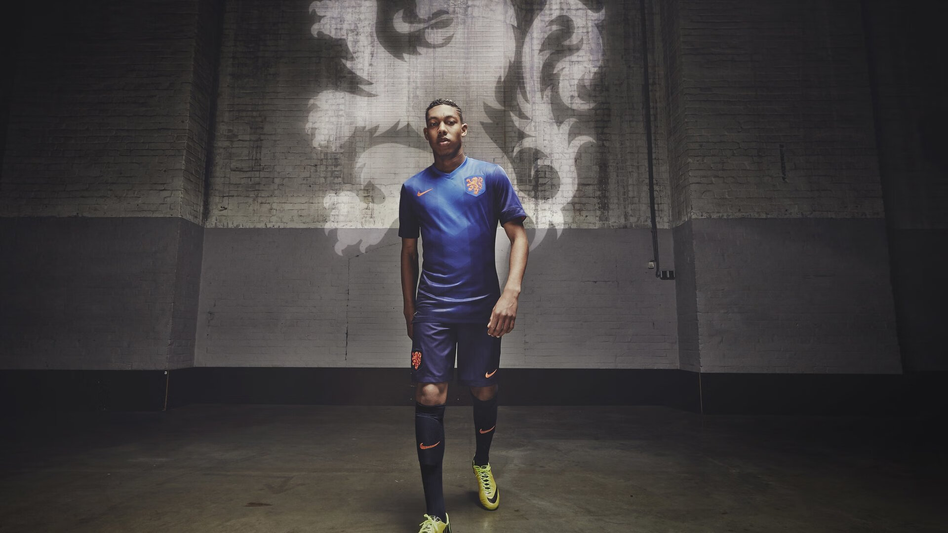 后防线失误率下降源自训练中对盯人战术的强化与复盘总结，后防线最强的球队